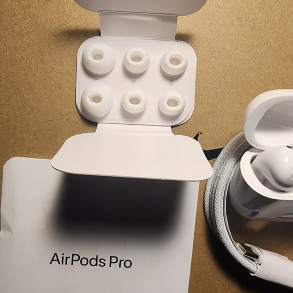 Airpods Pro 2dn gen - Picture 4 of 4